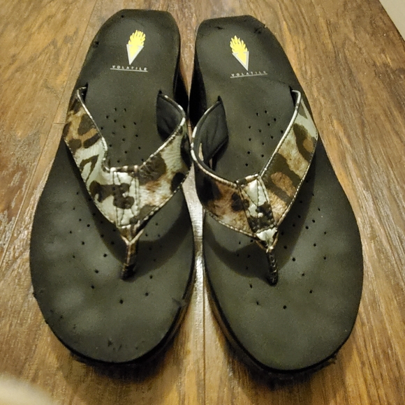 Volatile Wedge Thong  Cheetah Print Size 10 - Picture 3 of 7